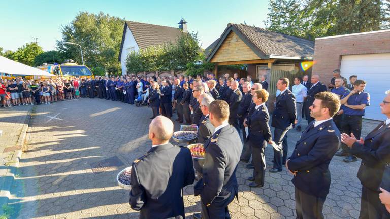 De collega's zongen een lied voor de zieke brandweerman (Foto: Dave Hendriks,SQ Vision Mediaprodukties)