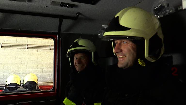 Rini (links) met collega Harry in de brandweerwagen