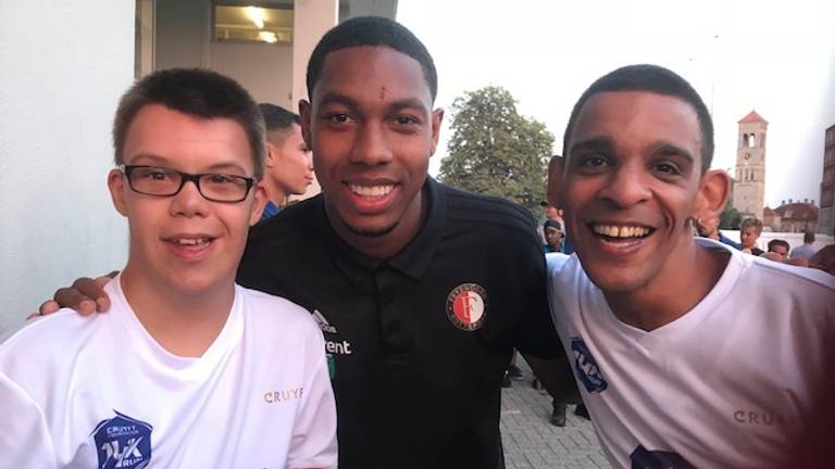 Ritchie (rechts op de foto), kon kort na het incident weer lachen.