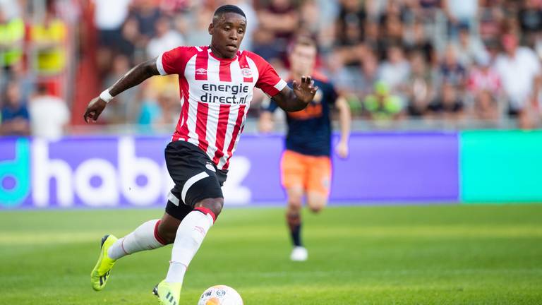 Steven Bergwijn in actie tegen Valencia (foto: VI Images).