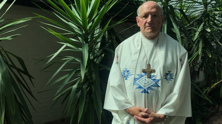 Pastor Fons Burm met zijn 'vervangend' gewaad met borduursels. (foto: Eva de Schipper)