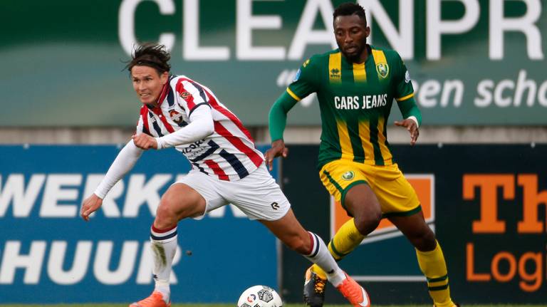 Willem II'er Velikonja in duel met ADO-verdediger Wilfried Kanon (foto: VI Images).