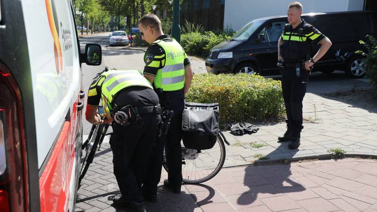 De bestelbus en fietster botsten op elkaar. (foto: Erik Haverhals).