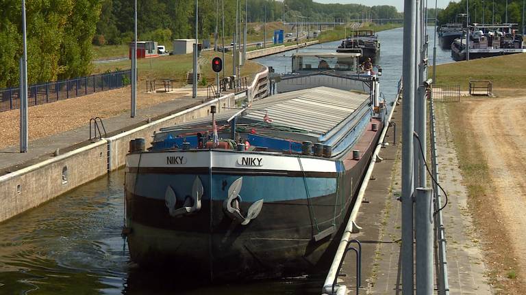 Schippers moeten wachten op andere schepen om gezamenlijk door sluis te varen