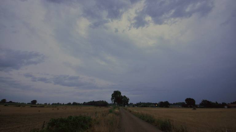 Een regenbui trekt over Brabant. (Foto: Ben Saanen, Budel)