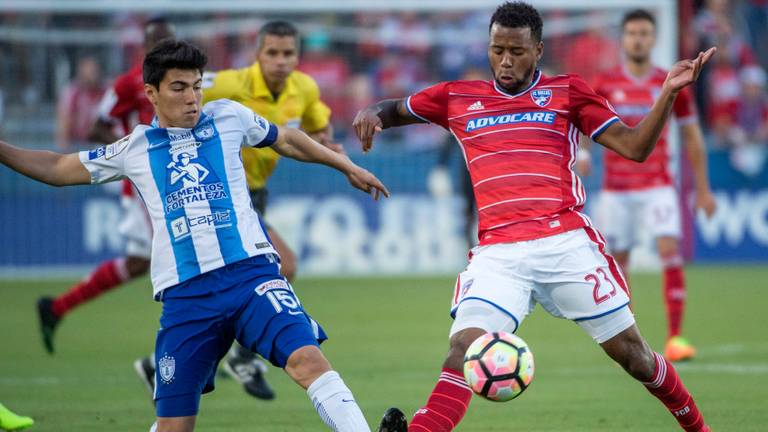 Erick Gutiérrez (links) in actie namens zijn club Pachuca C.F. (foto: VI Images).