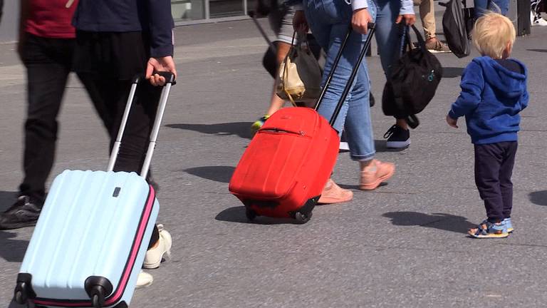 Rolkoffer meenemen gaat geld kosten bij Ryanair (foto: Paul Giezen)