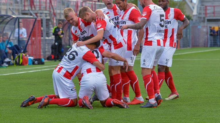 Vreugde bij de spelers van TOP Oss tijdens de 4-1 zege op Jong PSV. (Foto: Orange Pictures)