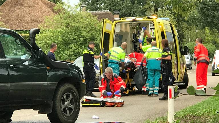 Hulpverleners ter plaatse na het ongeluk. (Foto: Bart Meesters/Meesters Multi Media)