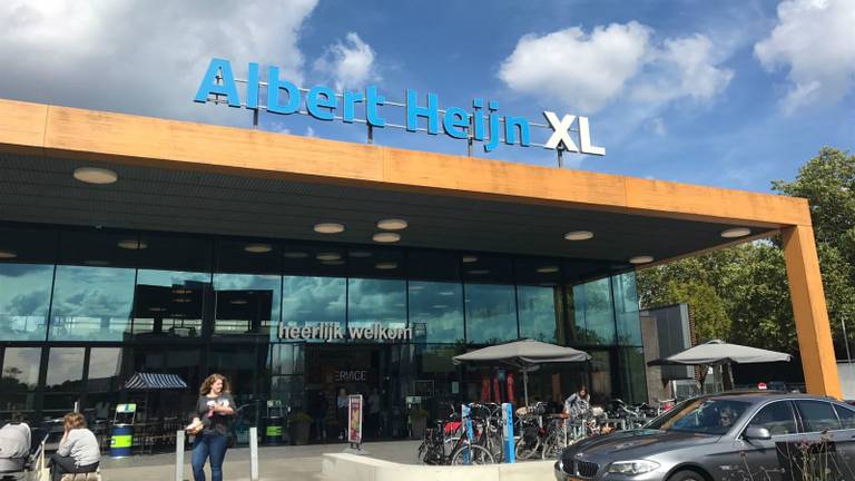 De steekpartij vond plaats bij de Albert Heijn XL aan de Limburglaan. (Foto: SQ Vision)