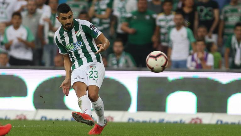 De Australische linksback Aziz Behich in actie voor Bursaspor (foto: VI Images).