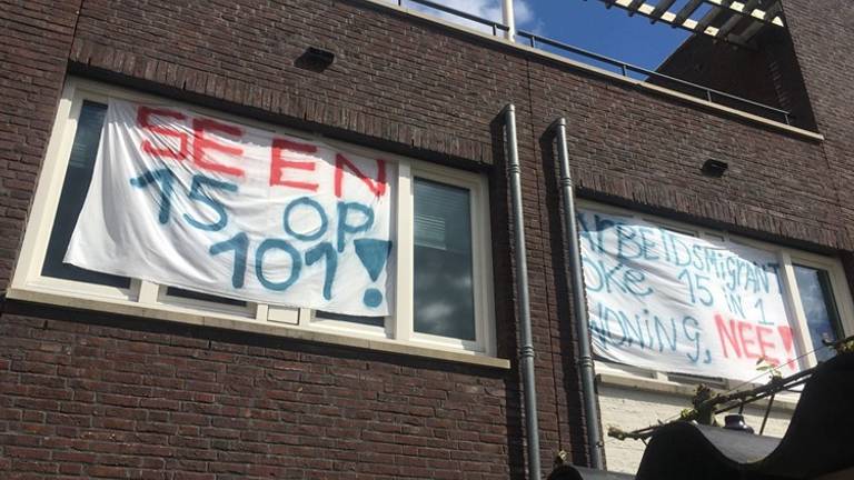 De spandoeken tegen de komst van de arbeidsmigranten hangen er inmiddels niet meer. (Archieffoto)