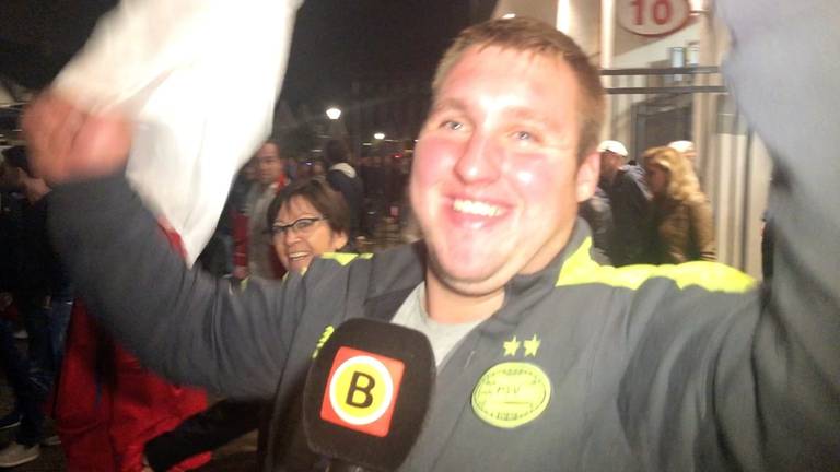 PSV-fan in extase (foto: Ronald Sträter).