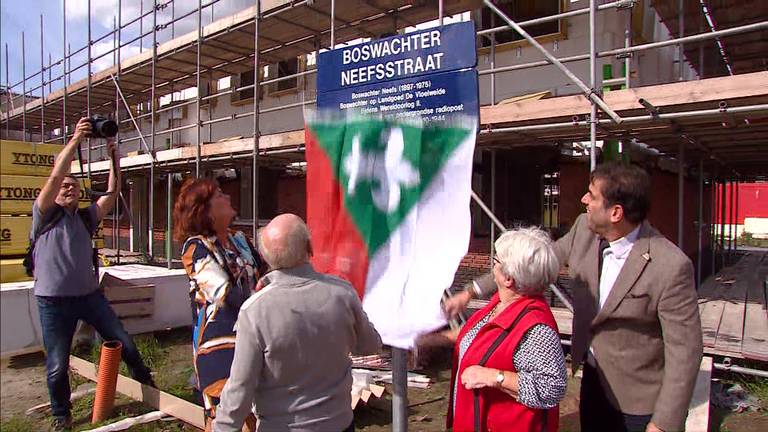 De onthulling van de straatnaamborden (foto: Ilse Schoenmakers)