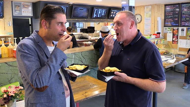 Ronald Sträter eet een frietje met PSV-analist John Feskens.