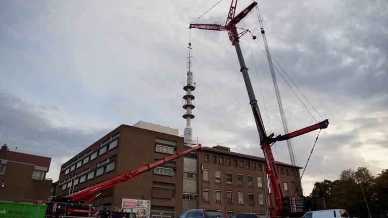 Het is een flinke klus om de gigantische mast te verwijderen (foto: Niels Penninkhof)