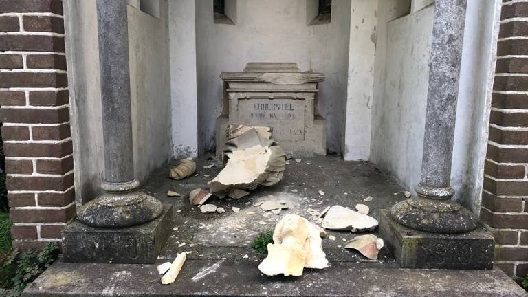 Het compleet vernielde heilig hartbeeld in de kapel in de kloostertuin in Velp