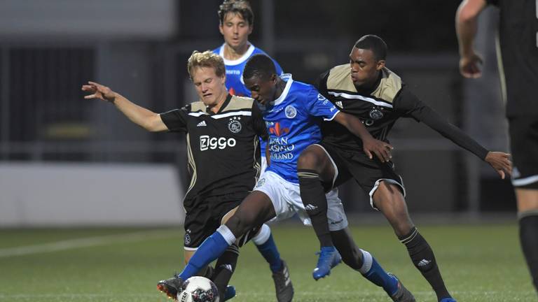 Verbeten duel tijdens FC Den Bosch-Jong Ajax. (Foto: Orange Pictures)
