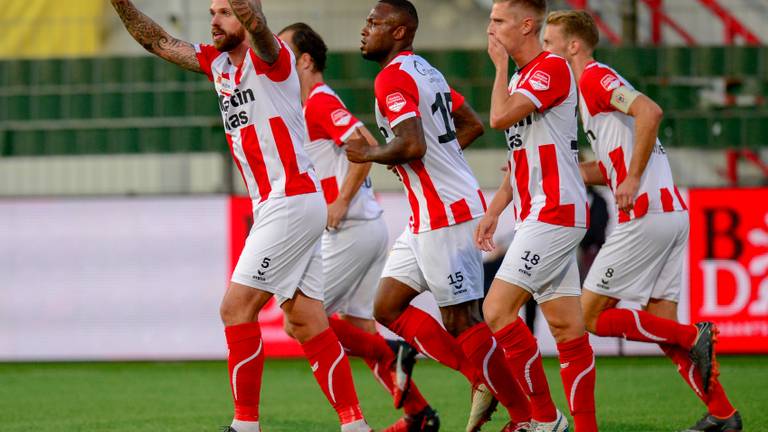 Bryan Smeets juicht na zijn openingsgoal tegen Cambuur. (Foto: Orange Pictures)