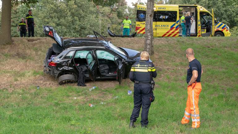 Gestolen auto veroorzaakt aanrijding en raakt van de weg (Foto: Toby de Kort)