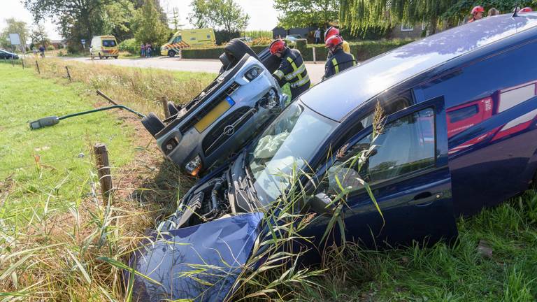 De brandweer helpt het jonge gezin en de andere bestuurder uit de auto's (Foto: Tom van der Put)