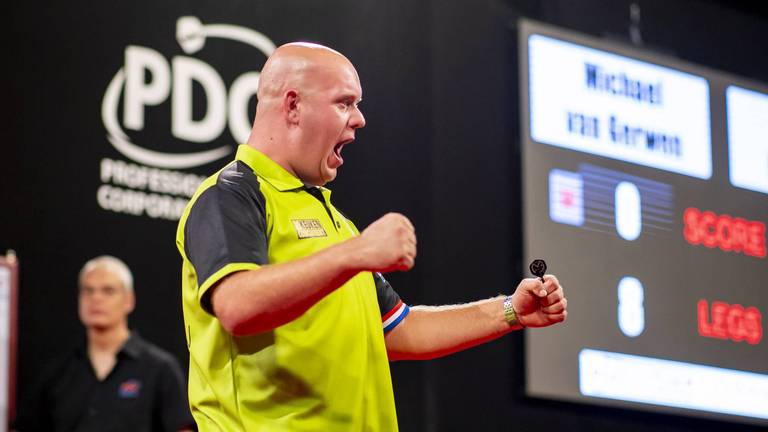 Michael van Gerwen won zondagavond zijn zeventiende titel van het jaar (foto: VI Images).