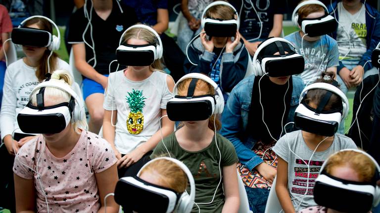 Niet de Tilburgse scholieren uit het verhaal, maar wel kinderen met een virtual reality-bril. (Foto: ANP)
