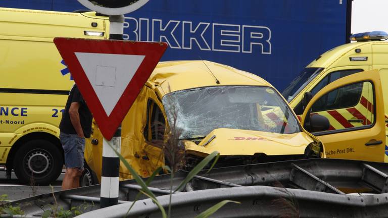 De bestuurder van het bestelbusje is naar het ziekenhuis gebracht (foto: Danny van Schijndel)