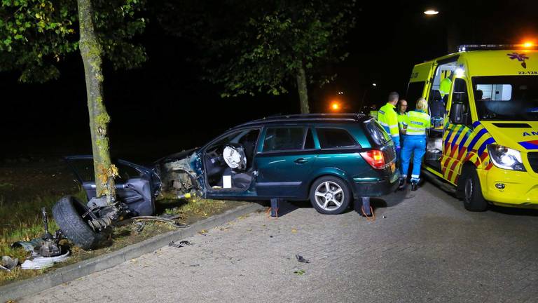 De auto is total loss. (Foto: Harrie Grijseels)