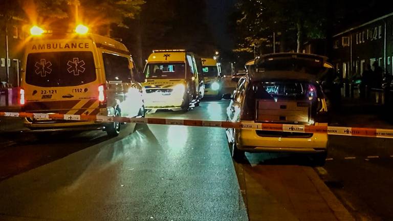 Politie en drie ambulances in de Bennekelstraat in Eindhoven in verband met steekpartij (Foto: Danny van Schijndel)