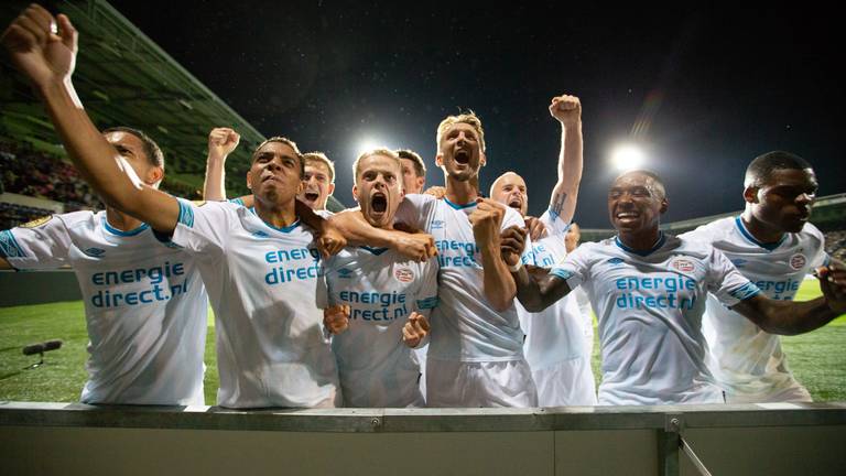 De PSV'ers vieren feest na de winnende goal van Dante Rigo in de blessuretijd (foto: VI Images).