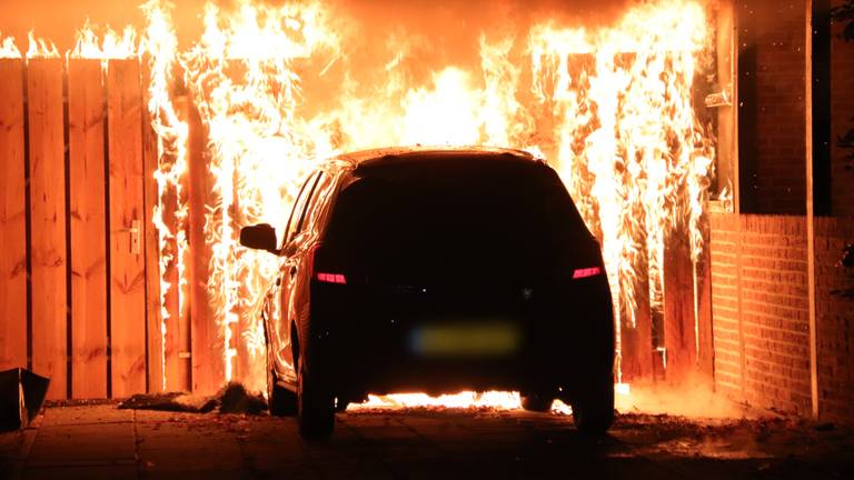 De brand sloeg over naar de auto en de carport. (Foto: Smits Multimedia)