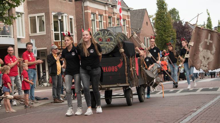 Als voorproefje voor de Brabantsedag trok de jeugd vast door de straten van Heeze met hun creaties. (Foto: Britt Eichhorn)