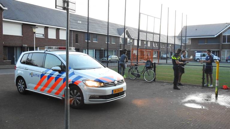 De politie werd na de steekpartij gewaarschuwd. (Foto: Danny van Schijndel)