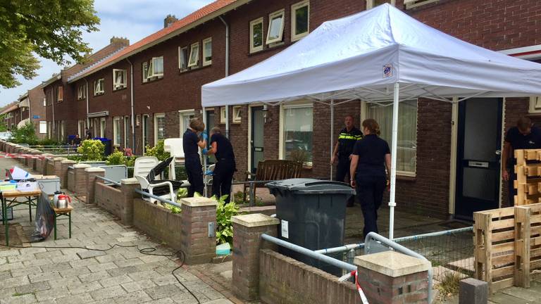 De politie doet onderzoek aan de Bennekelstraat waar de steekpartij plaatsvond. (Foto: Hans van Hamersveld)