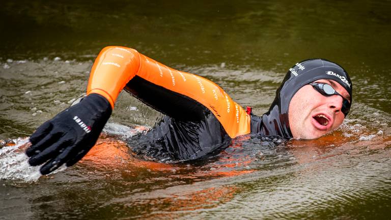 Maarten van der Weijden in actie tijdens de 11Stedenzwemtocht. Foto: ANP