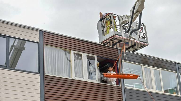 Het lichaam werd met een hoogwerker uit het huis gehaald. (Foto: Dave Hendriks/SQ Vision Mediaprodukties)