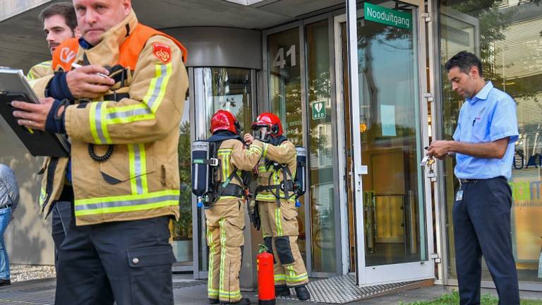 Hulpverleners voor het bedrijfsgebouw dat is ontruimd. (Foto: Dave Hendriks/SQ Vision)