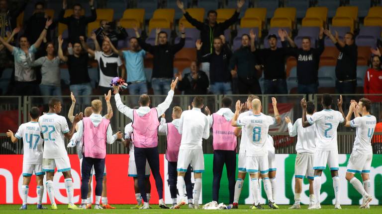 De PSV-spelers bedanken de 34 fans die in Borisov aanwezig waren (foto: VI Images).