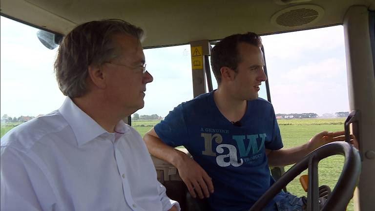 Wim van de Donk op bezoek bij de boer.