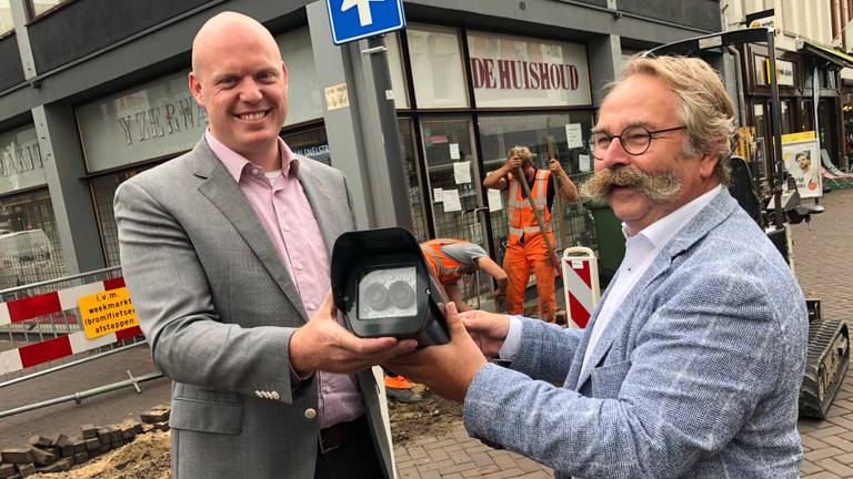 Lekker op je scooter door de stad scheuren, in Roosendaal mag het niet meer