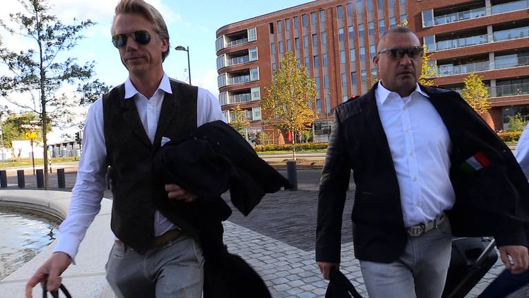 Klaas Otto (rechts) en advocaat Sanne Schuurman, afgelopen zomer in Breda. (foto: Raymond Merkx)