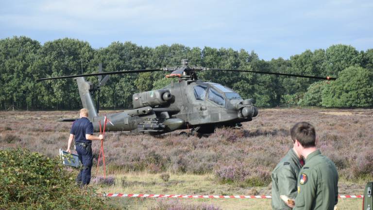 De helikopter moest een noodlanding maken op de heide. (Foto: GinoPress B.V.)