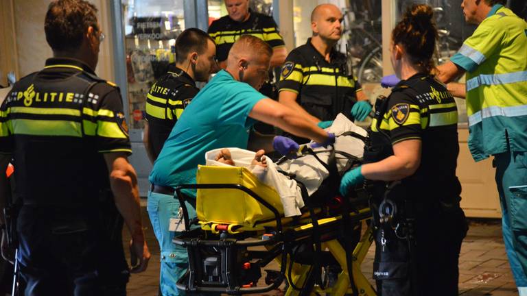 Boze man gaat door het lint: slaat ruit in en valt agenten aan (Foto: Perry Roovers)