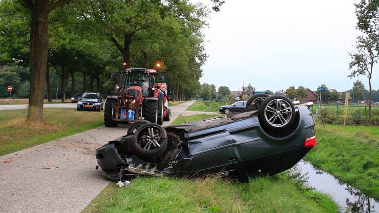 De auto week uit voor een tractor. (Foto: Danny van Schijndel)