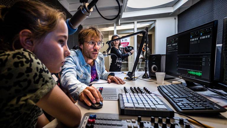 Giel Beelen geeft radioles in Tilburg. (Foto: Rob Engelaar)