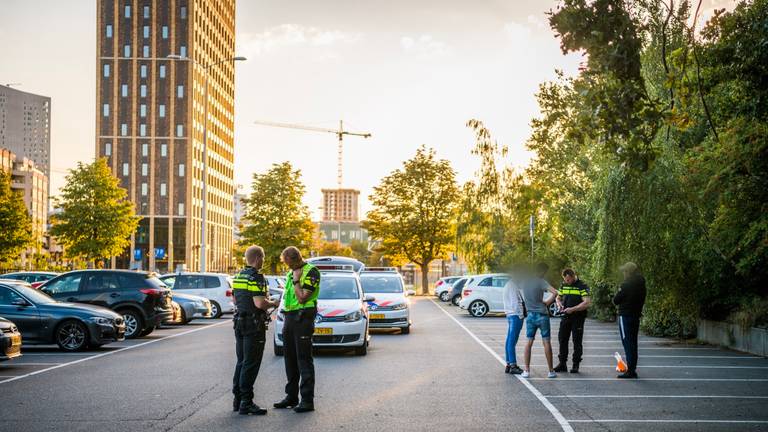 Man neergestoken op parkeerplaats Fuutlaan Eindhoven (Foto: Sem van Rijssel)