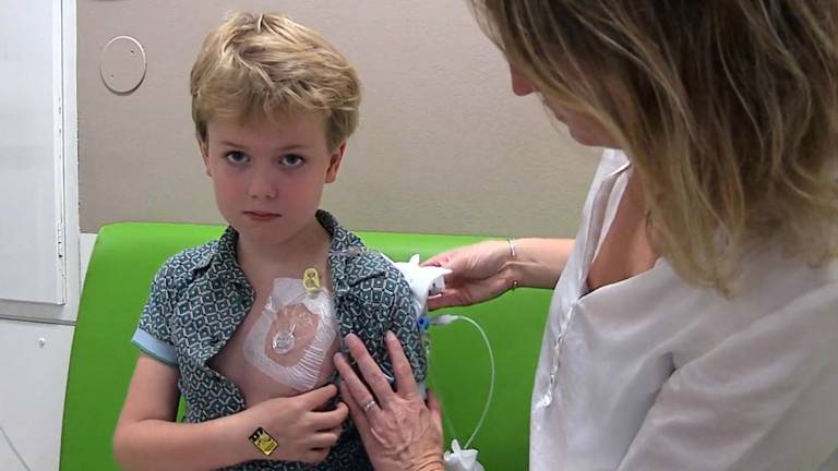 Bram Jansen met moeder Tessa in het Sophia Kinderziekenhuis.