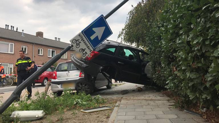 Auto crasht in Vught na politieachtervolging (Bart Meesters)