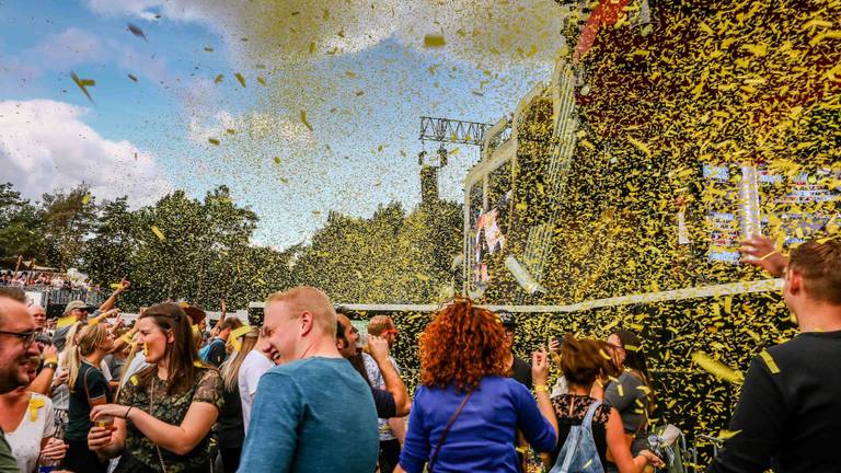 Confetti en bier op het muziekfestival op het E3-strand in Eersel. (Foto: Fons Hendriks)